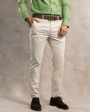 Pantalón elástico chino color marfil para hombre marca DANTE foto modelo