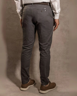 Pantalón Elástico Gris Oscuro para hombre marca DANTE tallaje regular fit foto espalda