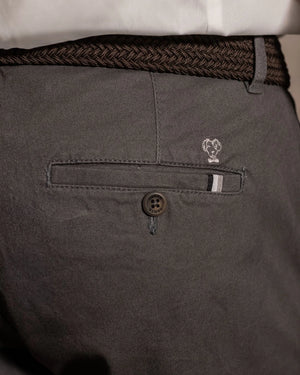 Pantalón Elástico Gris Oscuro para hombre marca DANTE tallaje regular fit foto logo
