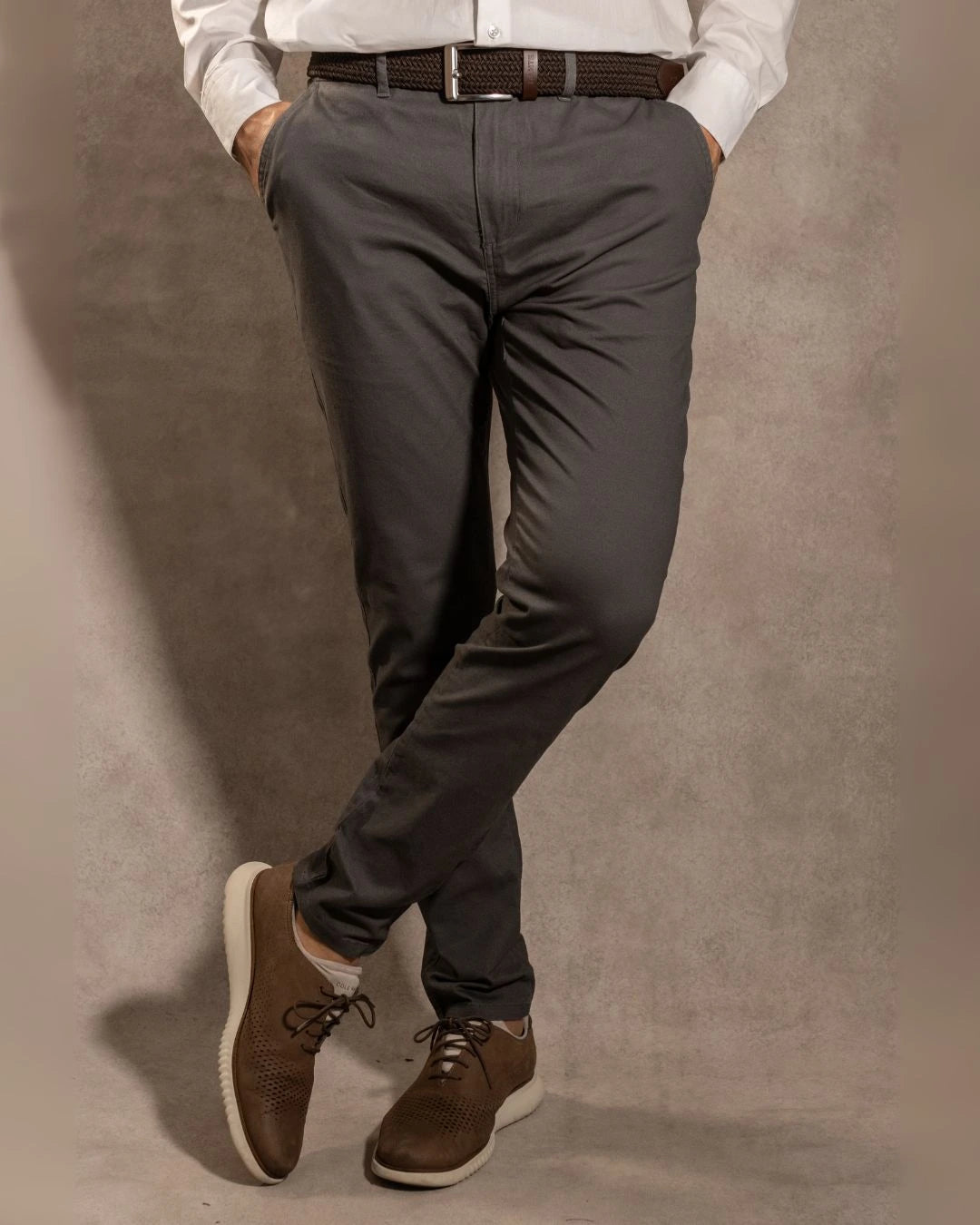 Pantalón Elástico Gris Oscuro para hombre marca DANTE tallaje regular fit foto logo