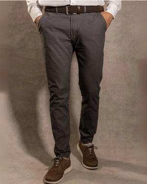 Pantalón Elástico Gris Oscuro para hombre marca DANTE tallaje regular fit foto modelo frente