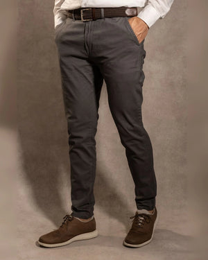 Pantalón Elástico Gris Oscuro para hombre marca DANTE tallaje regular fit foto modelo lado