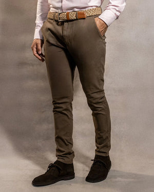 Pantalón Elástico Mocca para hombre marca DANTE tallaje regular fit foto modelo