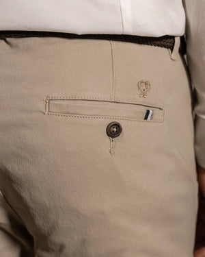 Pantalón Elástico Taupe para hombre marca DANTE tallaje regular fit foto logo