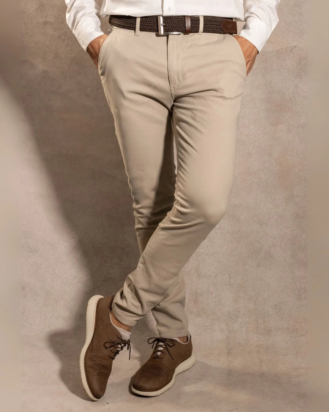 Pantalón Elástico Taupe para hombre marca DANTE tallaje regular fit foto modelo