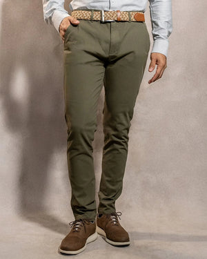 Pantalón Elástico Verde Claro para hombre marca DANTE tallaje regular fit foto modelo