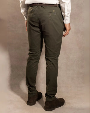 Pantalón Elástico Verde Militar para hombre marca DANTE tallaje regular fit foto espalda