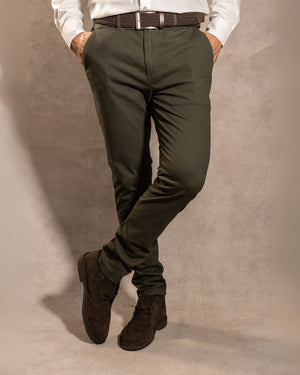 Pantalón Elástico Verde Militar para hombre marca DANTE tallaje regular fit foto modelo