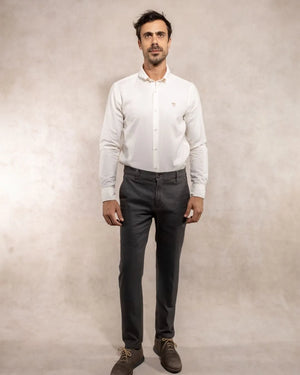 Pantalón elástico chino color Gris Oscuro para hombre corte regular marca DANTE foto completa