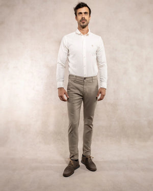 Pantalón elástico chino color Taupé para hombre corte regular marca DANTE foto completa