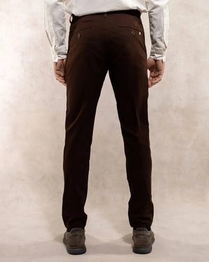 Pantalón elástico chino color café para hombre corte regular marca DANTE foto de espaldas