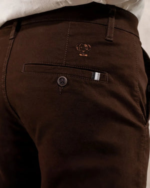 Pantalón elástico chino color café para hombre corte regular marca DANTE foto de cerca