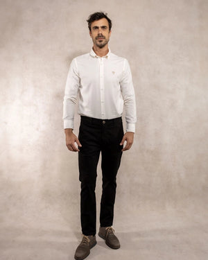 Pantalón elástico chino color negro para hombre corte regular marca DANTE foto completa