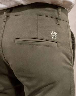 Pantalón elástico chino color verde claro para hombre corte regular marca DANTE foto de cerca