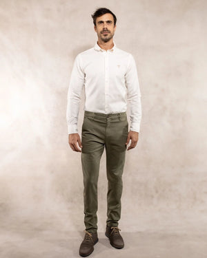 Pantalón elástico chino color verde claro para hombre corte regular marca DANTE foto completa