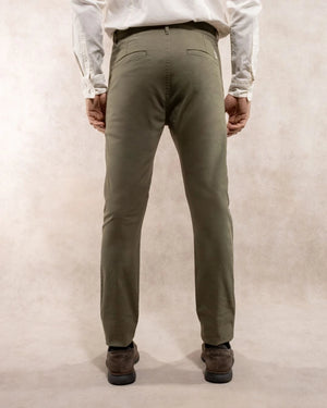 Pantalón elástico chino color verde claro para hombre corte regular marca DANTE foto de espaldas
