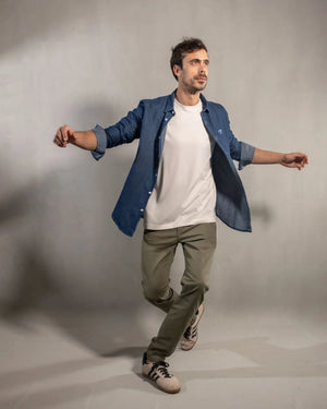 Pantalón elástico chino color verde claro para hombre corte regular marca DANTE foto lifestyle