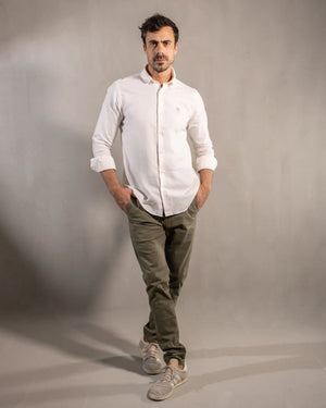 Pantalón elástico chino color verde claro para hombre corte regular marca DANTE foto de cerca
foto lifestyle 3