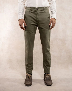Pantalón elástico chino color verde claro para hombre corte regular marca DANTE foto modelo