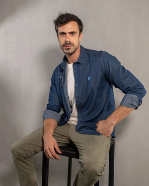 Pantalón elástico chino color verde claro para hombre corte regular marca DANTE foto lifestyle