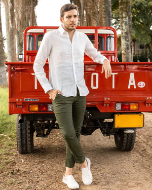 Pantalón elástico chino color verde militar para hombre corte slim marca DANTE foto lifestyle