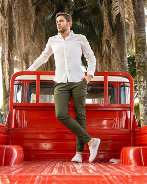 Pantalón elástico chino color verde militar para hombre corte slim marca DANTE foto lifestyle 2