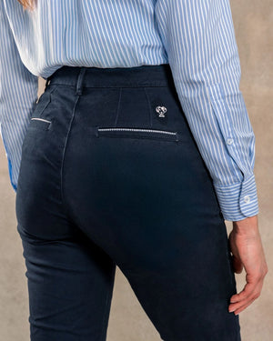 Pantalón elástico chino color azul navy para mujer marca DANTE foto de cerca