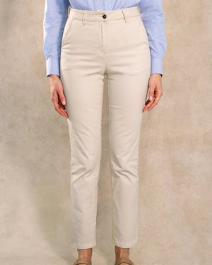 Pantalón elástico chino color marfil para mujer marca DANTE foto modelo