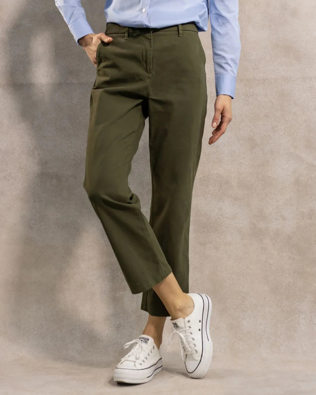 Pantalón Elástico verde militar capri para mujer marca DANTE tallaje regular fit foto modelo