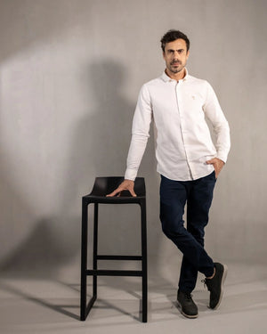 Pantalón elástico chino color azul navy para hombre corte regular marca DANTE foto lifestyle