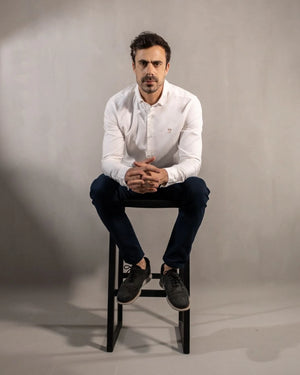 Pantalón elástico chino color azul navy para hombre corte regular marca DANTE foto lifestyle 2