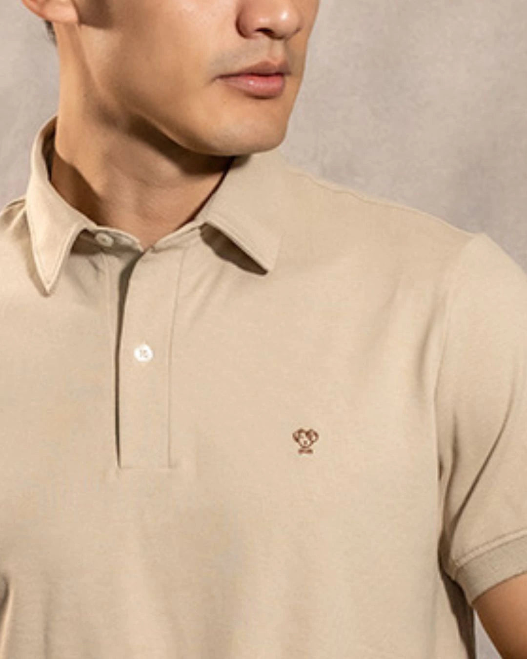 Polo Antimanchas Cuello Rígido Arena marca DANTE tallaje regular fit foto logo