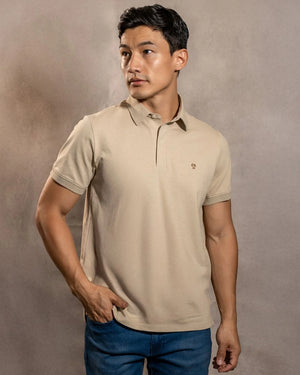 Polo Antimanchas Cuello Rígido Arena marca DANTE tallaje regular fit foto modelo