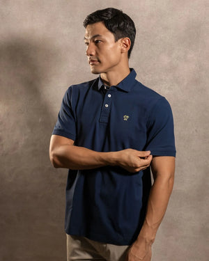 Polo Antimanchas Cuello Rígido Azul Navy marca DANTE tallaje regular fit foto modelo3