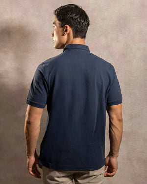 Polo Antimanchas Cuello Rígido Azul Navy marca DANTE tallaje regular fit foto espalda