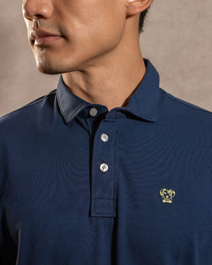 Polo Antimanchas Cuello Rígido Azul Navy marca DANTE tallaje regular fit foto logo