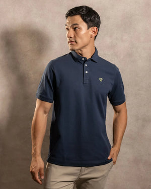 Polo Antimanchas Cuello Rígido Azul Navy marca DANTE tallaje regular fit foto modelo2