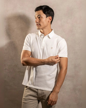 Polo Antimanchas Cuello Rígido Ivory marca DANTE tallaje regular fit foto modelo 2