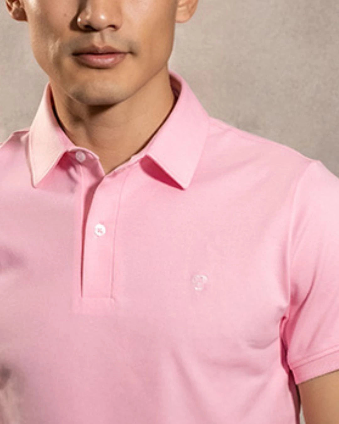 Polo Antimanchas Cuello Rígido Rosado marca DANTE tallaje regular fit foto logo