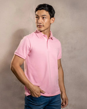 Polo Antimanchas Cuello Rígido Rosado marca DANTE tallaje regular fit foto modelo