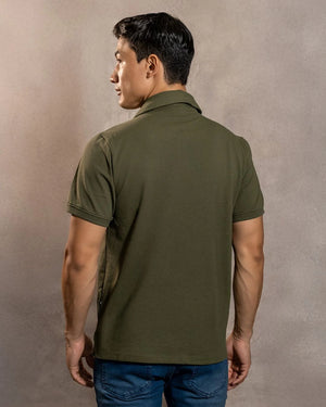 Polo Antimanchas Cuello Rígido Verde Militar marca DANTE tallaje regular fit foto espalda