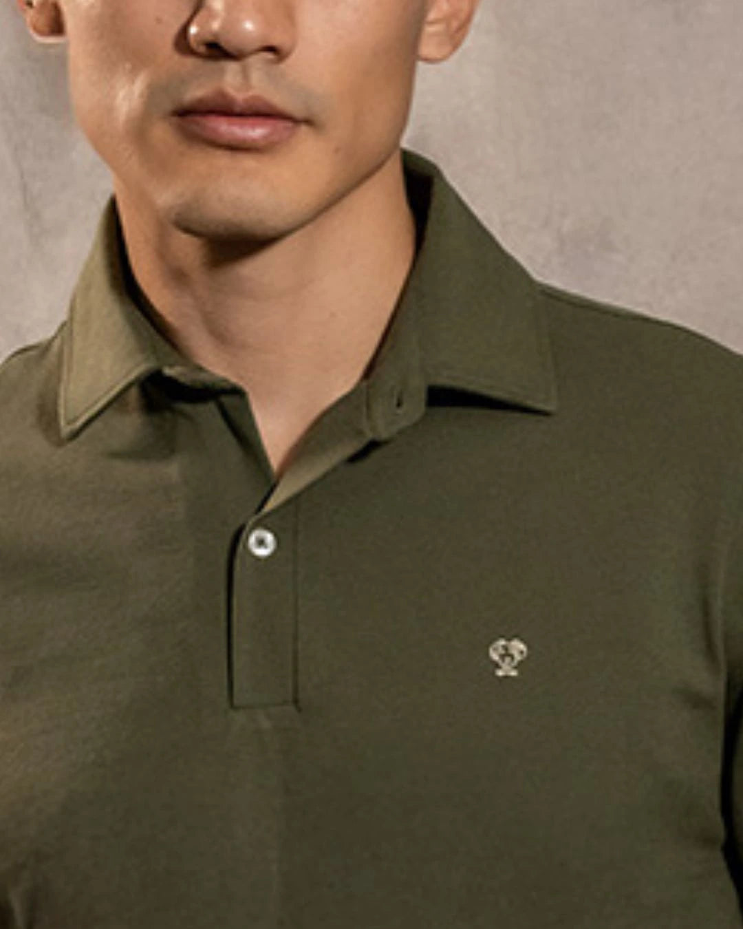 Polo Antimanchas Cuello Rígido Verde Militar marca DANTE tallaje regular fit foto logo