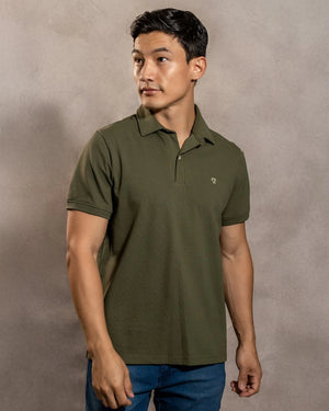 Polo Antimanchas Cuello Rígido Verde Militar marca DANTE tallaje regular fit foto modelo2