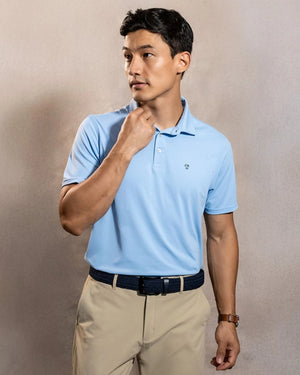 Polo Performance Antiarrugas Celeste para hombre marca DANTE tallaje regular fit foto modelo2