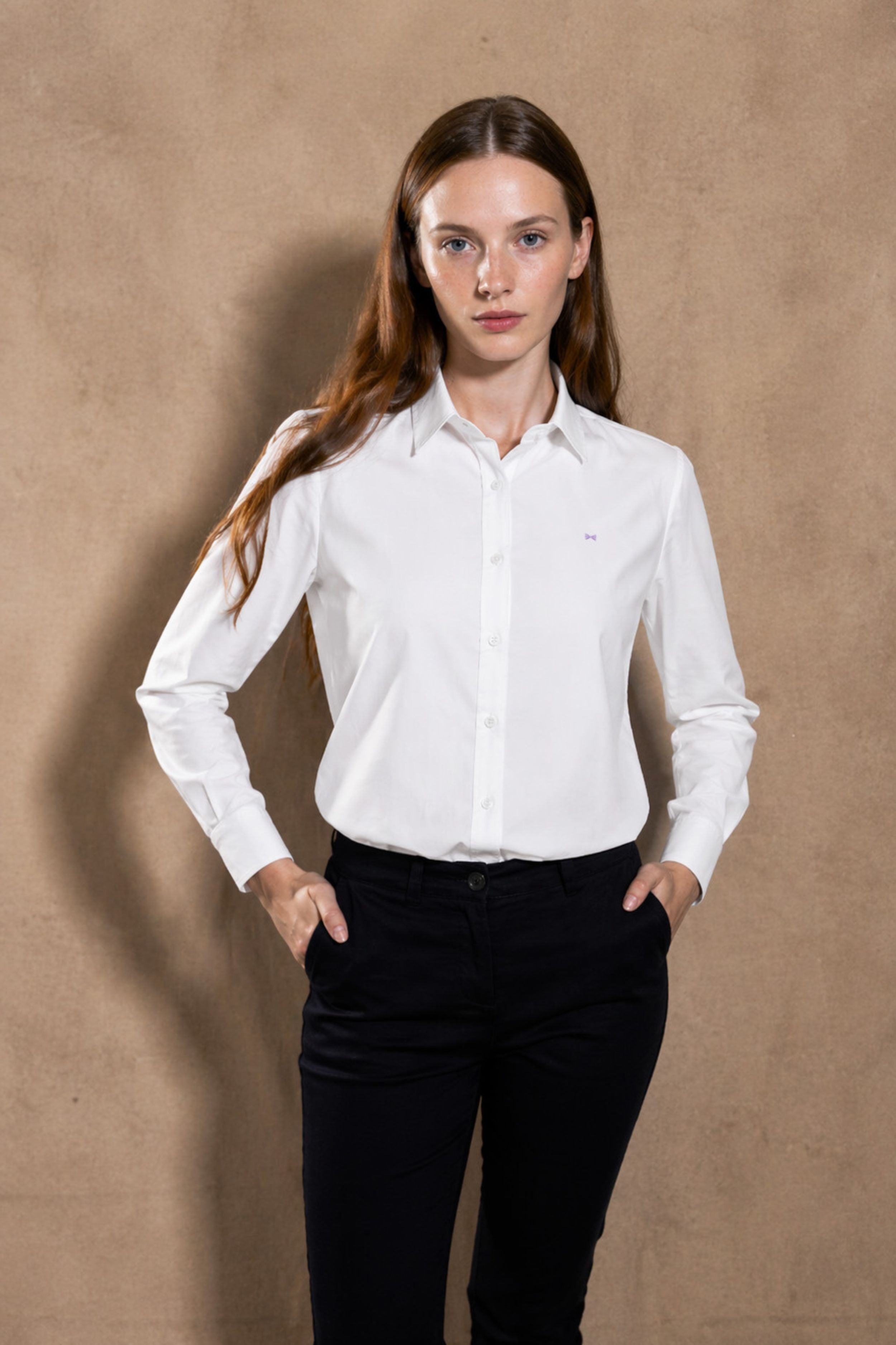 Camisa Antimanchas de Mujer Blanca Logo Lila