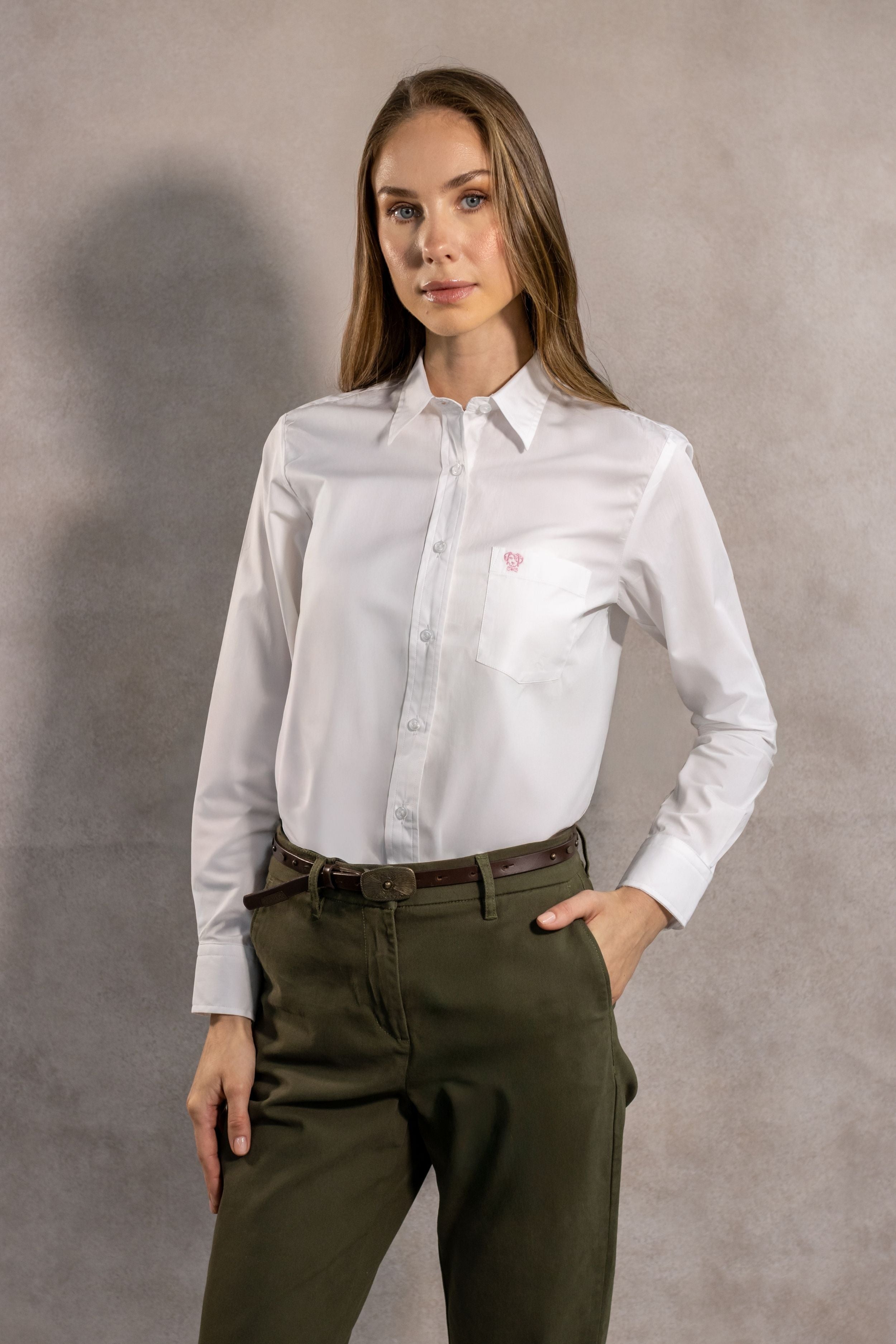 Camisa Antimanchas de Mujer Blanco Con Bolsillo Logo Rosa