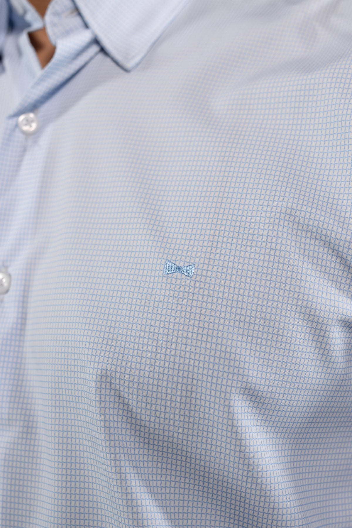 Camisa performance antiarrugas cuadros textura azul claro para hombre marca DANTE regular fit foto detalle tela