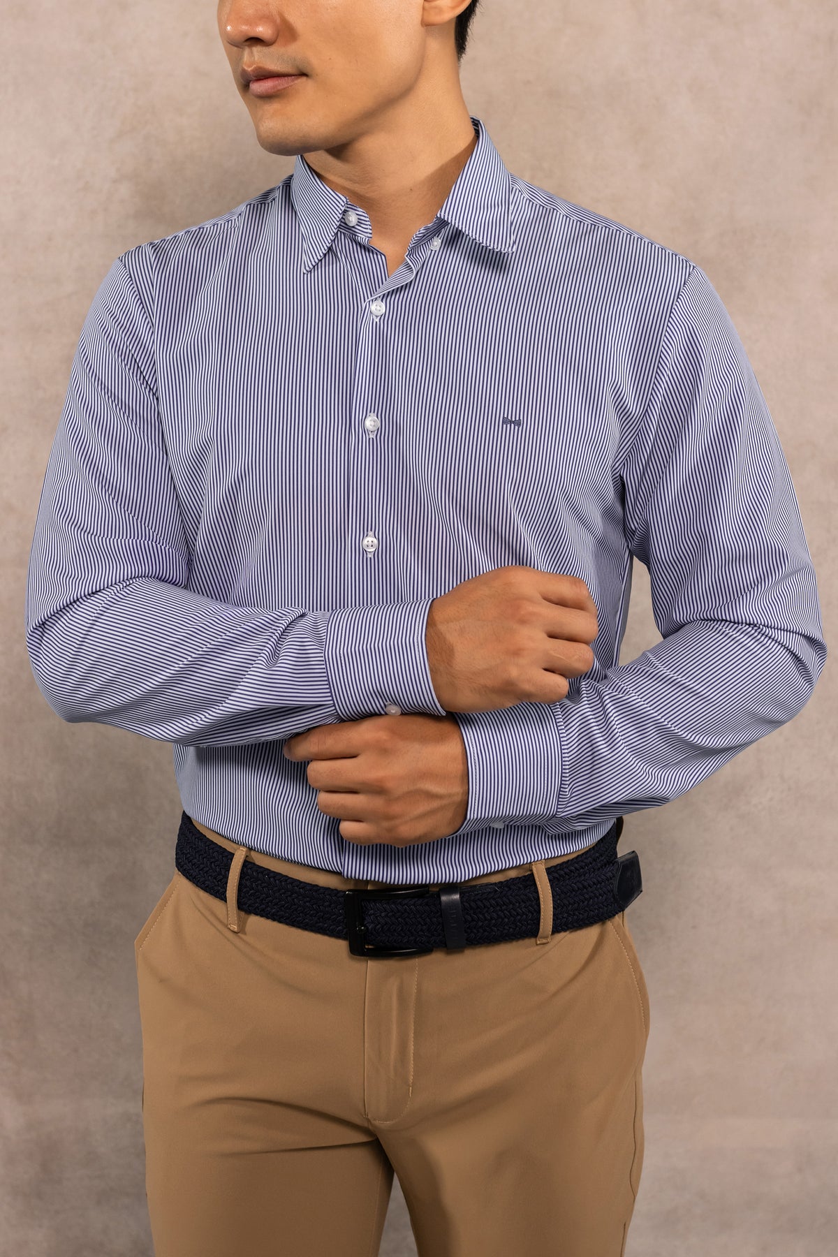 Camisa performance antiarrugas rayas azul oscuro para hombre marca DANTE regular fit foto espalda