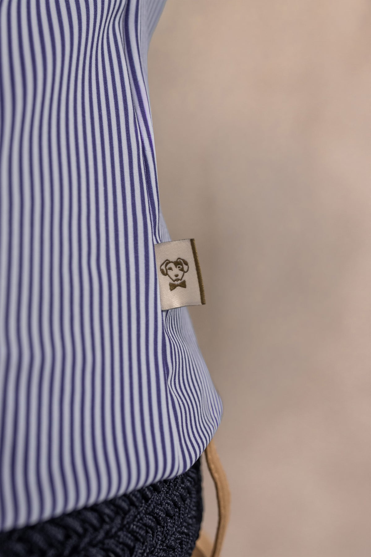 Camisa performance antiarrugas rayas azul oscuro para hombre marca DANTE regular fit foto detalle logo