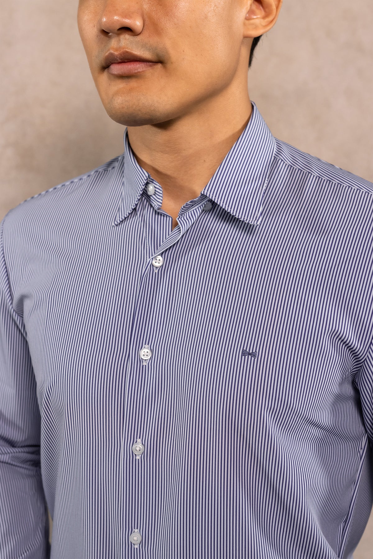 Camisa performance antiarrugas rayas azul oscuro para hombre marca DANTE regular fit foto detalle tela